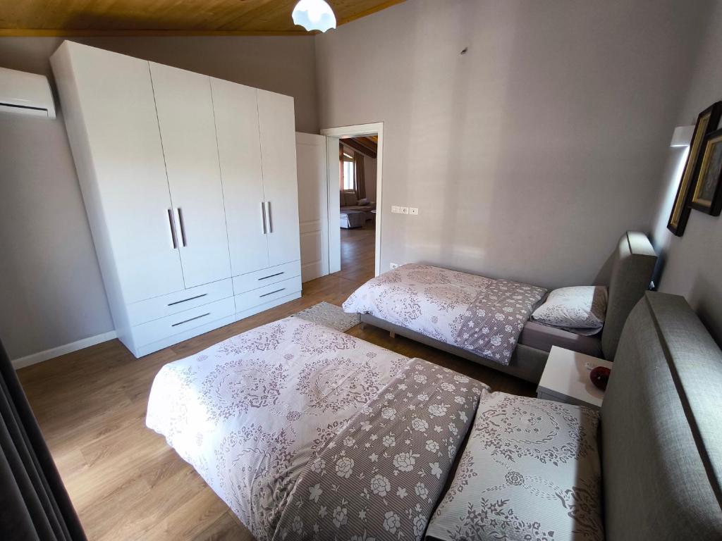 Llit o llits en una habitació de Albanian Traditions Legacy
