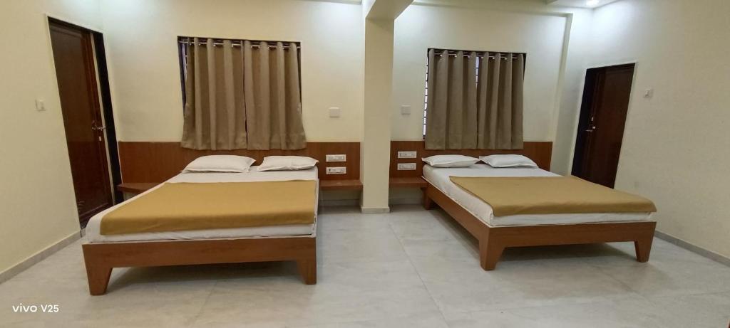 Postel nebo postele na pokoji v ubytování Hotel Tulsi