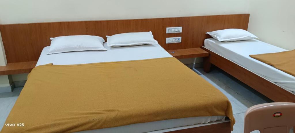 Postel nebo postele na pokoji v ubytování Hotel Tulsi