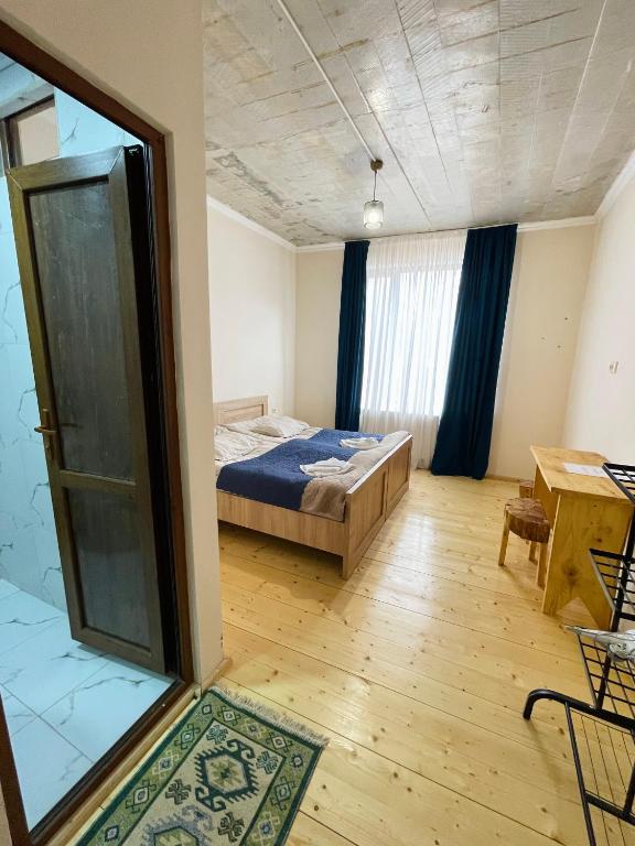 Postel nebo postele na pokoji v ubytování Khedi