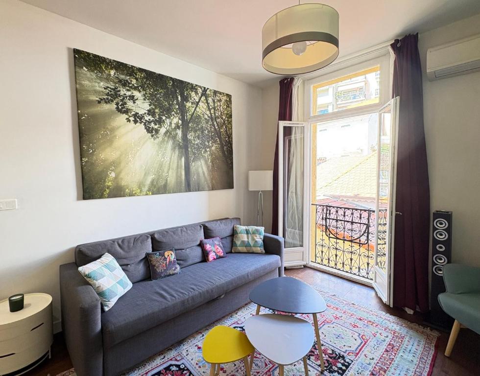 un salon avec un canapé et une fenêtre dans l'établissement cannes meynadier, à Cannes