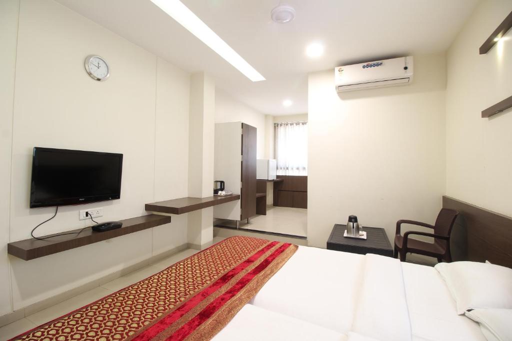 TV a/nebo společenská místnost v ubytování Hotel Girnar