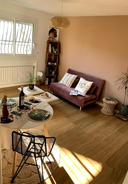 un salon avec un canapé et une table dans l'établissement Cozy Accommodation - Montpellier, à Montpellier