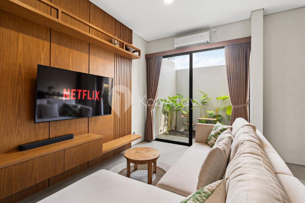 Una televisión o centro de entretenimiento en Rein Villa by Kozystay - Jimbaran