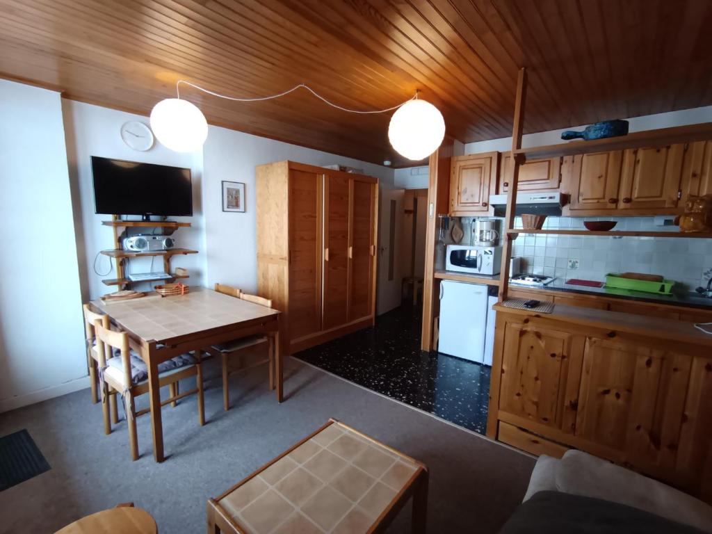 Kuchyňa alebo kuchynka v ubytovaní Grand studio Montgenèvre - 4 pers - Sud - Parking - FR-1-445-182