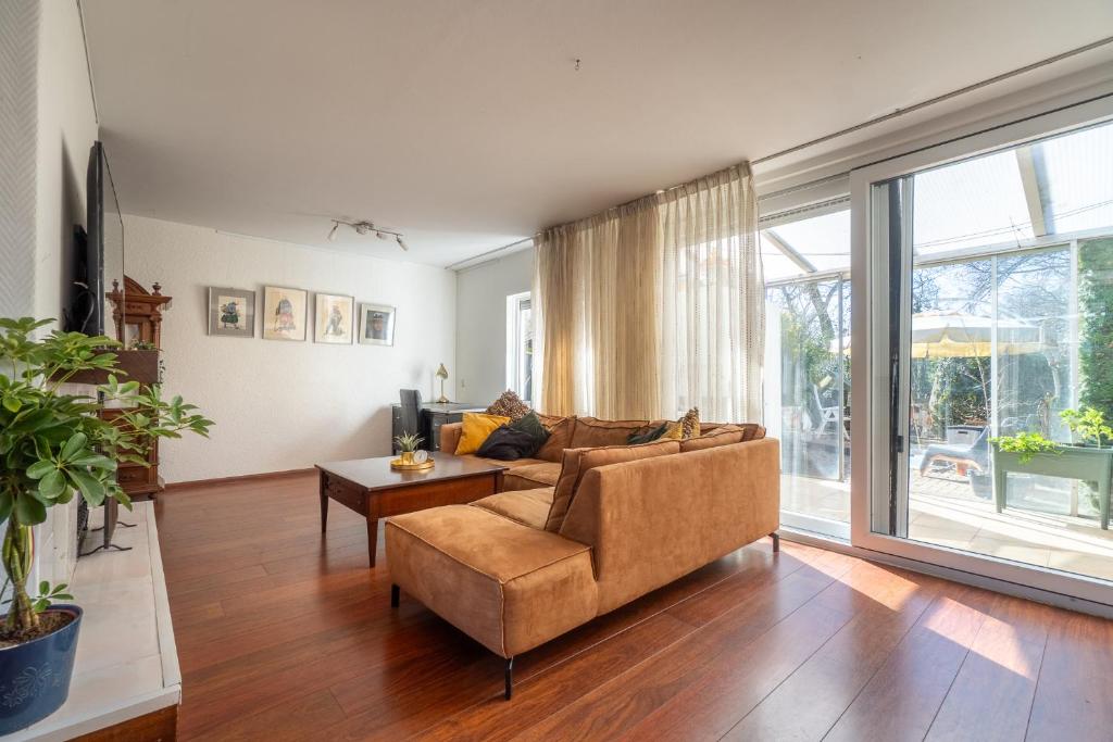 a living room with a couch and a table at Casa 82 in Arnhem