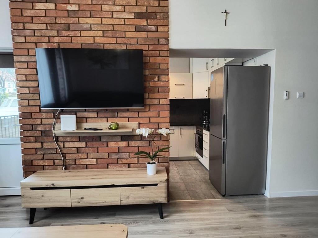 Una televisión o centro de entretenimiento en Apartament Królewiecka 54b/26