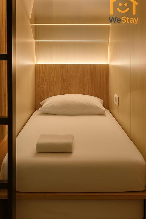 Postel nebo postele na pokoji v ubytování WeStay Mens Capsule