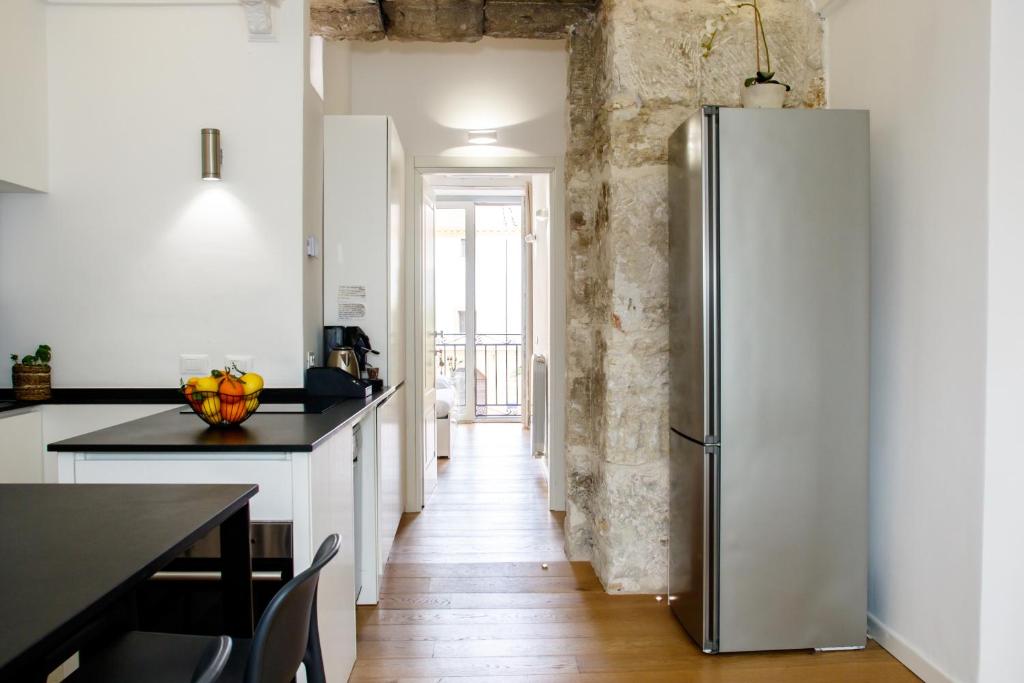 una cocina con refrigerador de acero inoxidable en Valverde Home, en Palermo