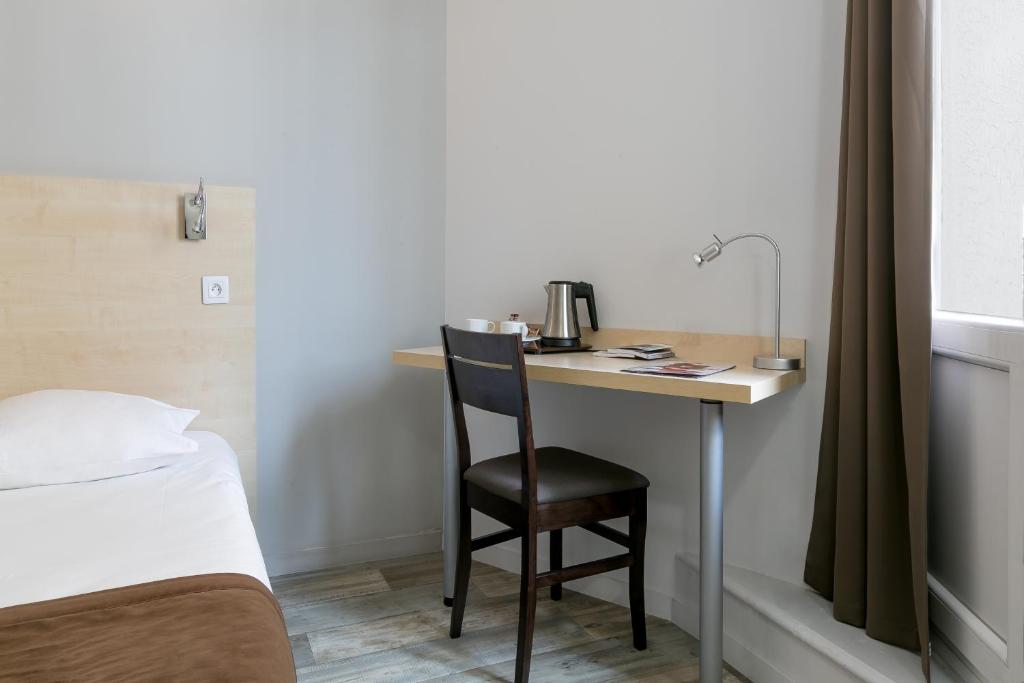 Postel nebo postele na pokoji v ubytování Hotel Foch Nancy Gare