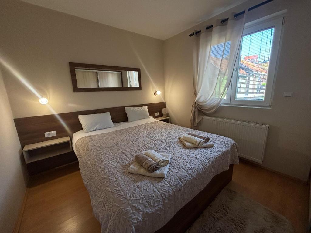 Un dormitorio con una cama con dos toallas encima. en Vila Jovanovic, en Bajina Bašta