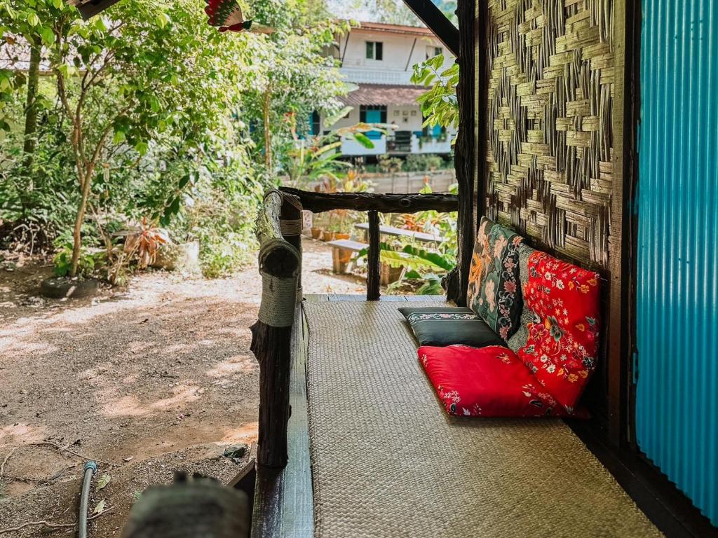 Balkón nebo terasa v ubytování Baan Suanthip Homestay - Aoluek Natural Retreat