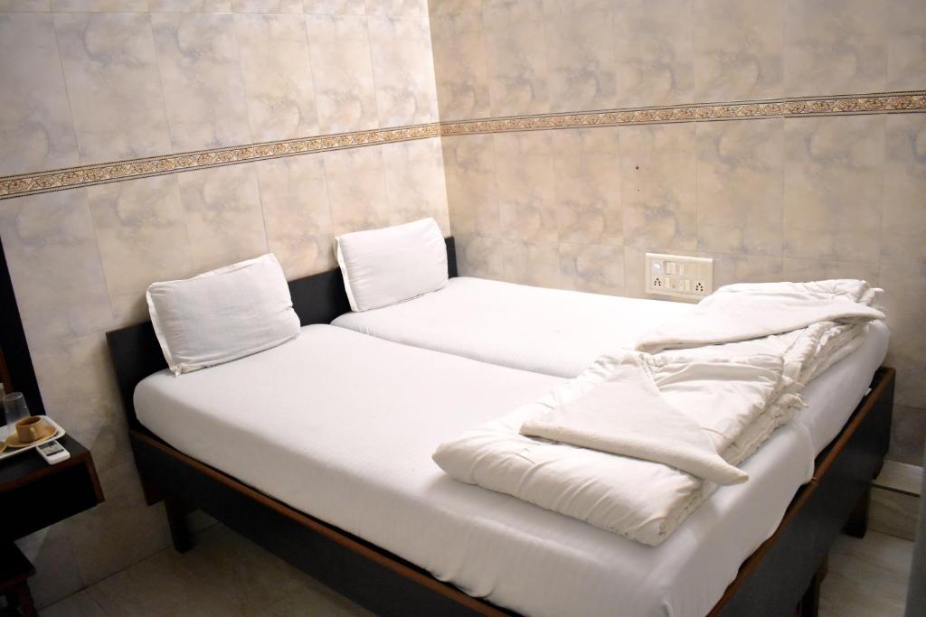 Voodi või voodid majutusasutuse Hotel Kamal - Mumbai Hotels toas