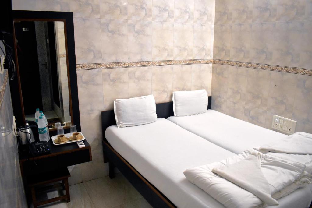 Voodi või voodid majutusasutuse Hotel Kamal - Mumbai Hotels toas