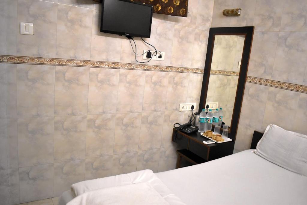 Voodi või voodid majutusasutuse Hotel Kamal - Mumbai Hotels toas