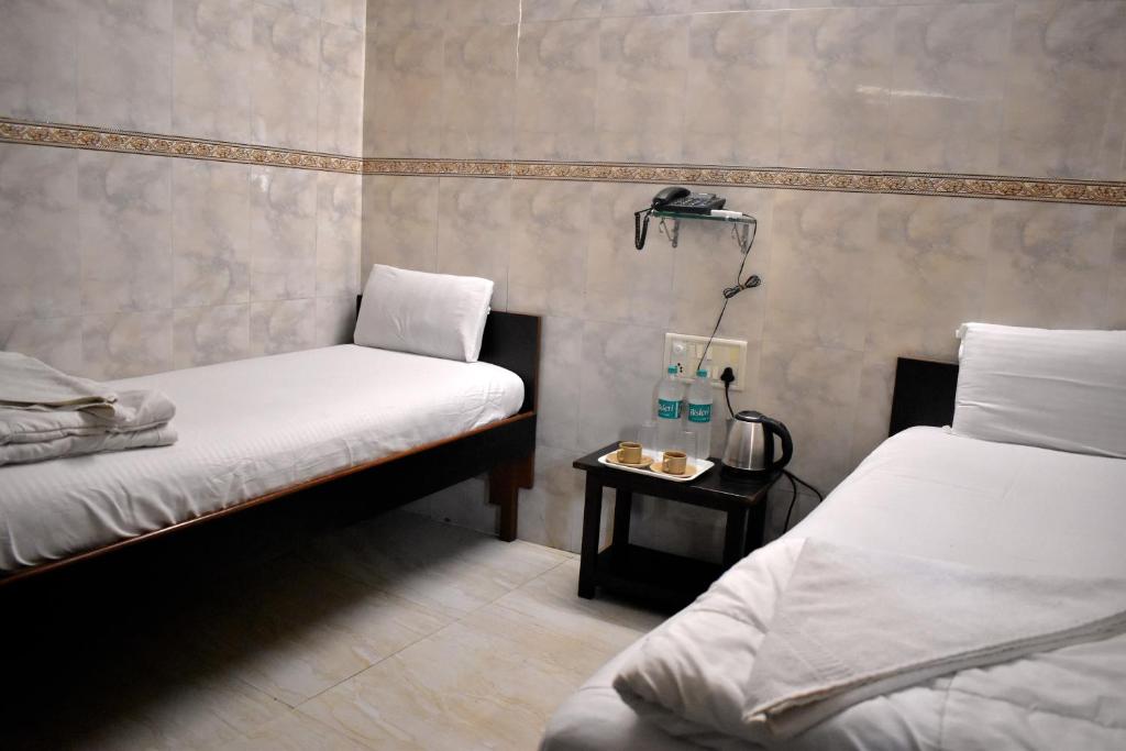 Voodi või voodid majutusasutuse Hotel Kamal - Mumbai Hotels toas