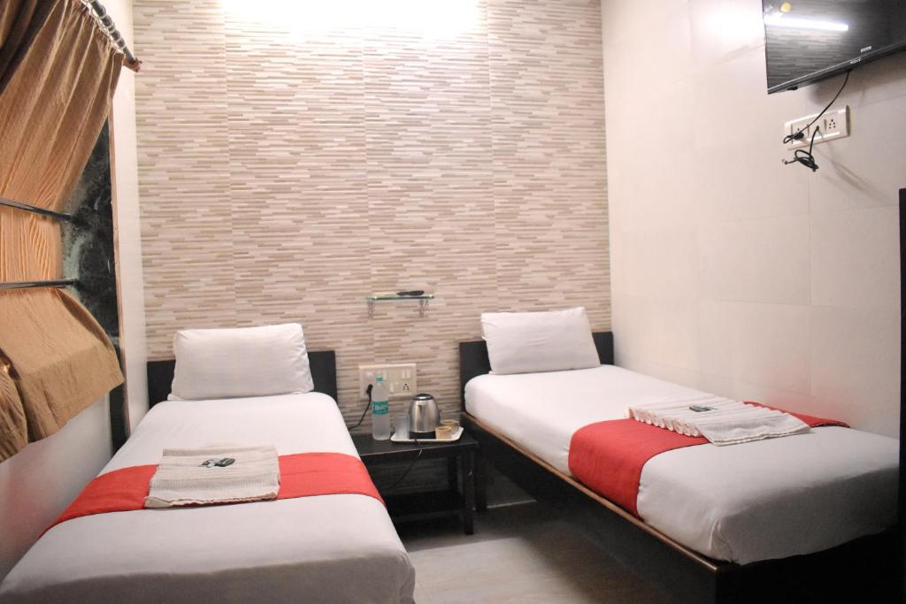 Voodi või voodid majutusasutuse Hotel Kamal - Mumbai Hotels toas