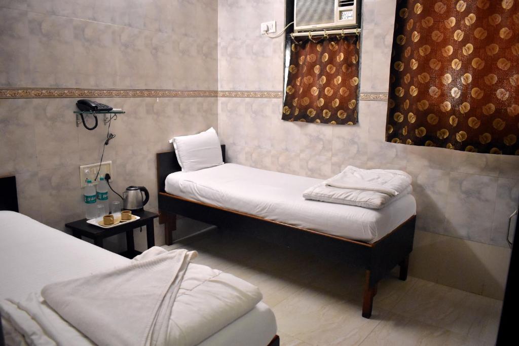 Voodi või voodid majutusasutuse Hotel Kamal - Mumbai Hotels toas