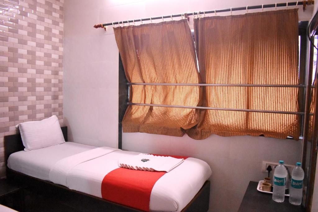 Voodi või voodid majutusasutuse Hotel Kamal - Mumbai Hotels toas