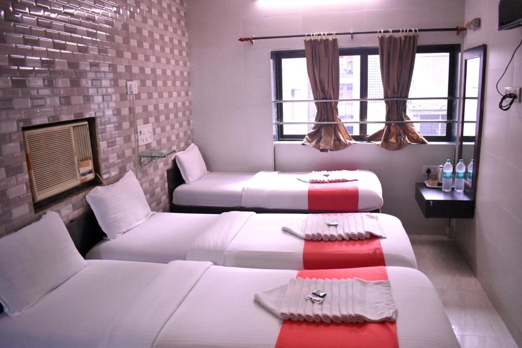 Voodi või voodid majutusasutuse Hotel Kamal - Mumbai Hotels toas