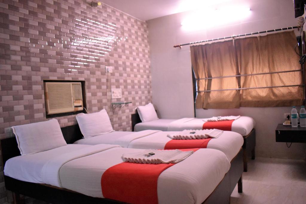 Voodi või voodid majutusasutuse Hotel Kamal - Mumbai Hotels toas