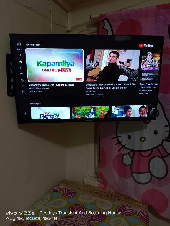 un televisor colgado en una pared sobre una cama en Destiny's Transient and Boarding House 2nd, en Baguio