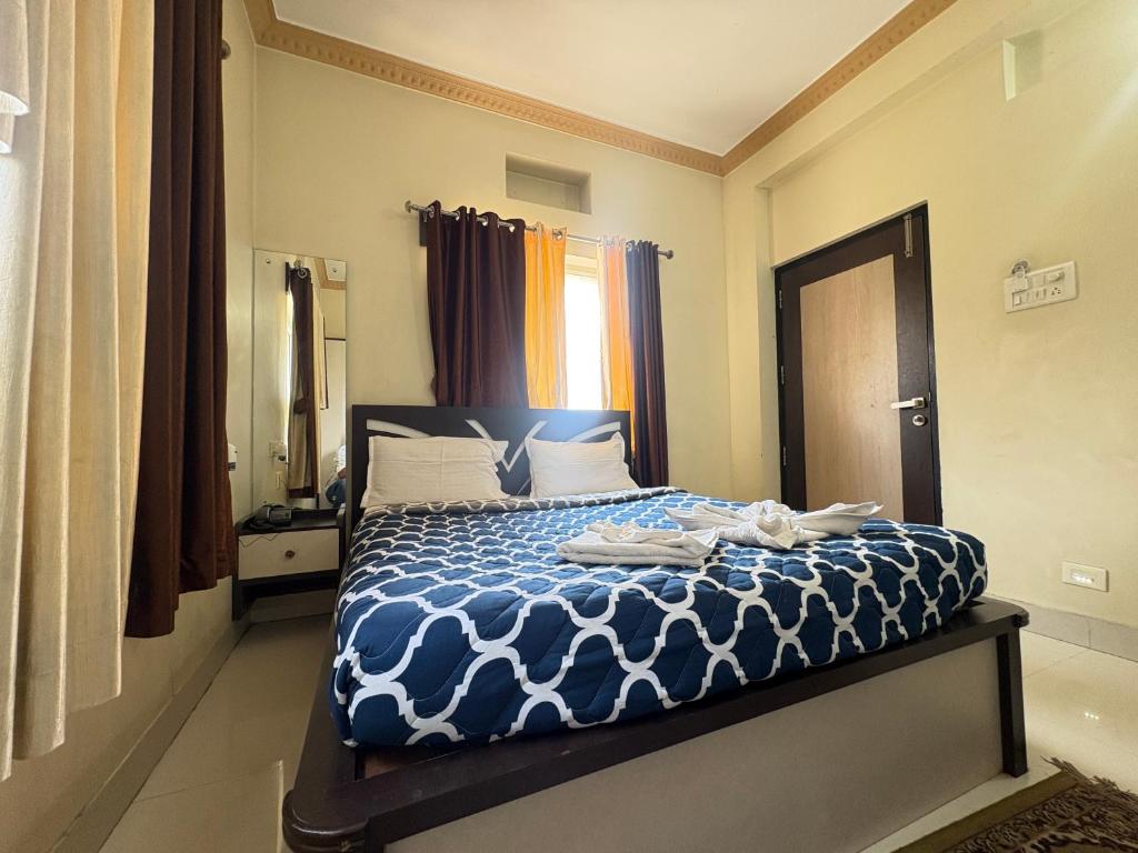 Postel nebo postele na pokoji v ubytování Hotel Benson Blue In Cuttack