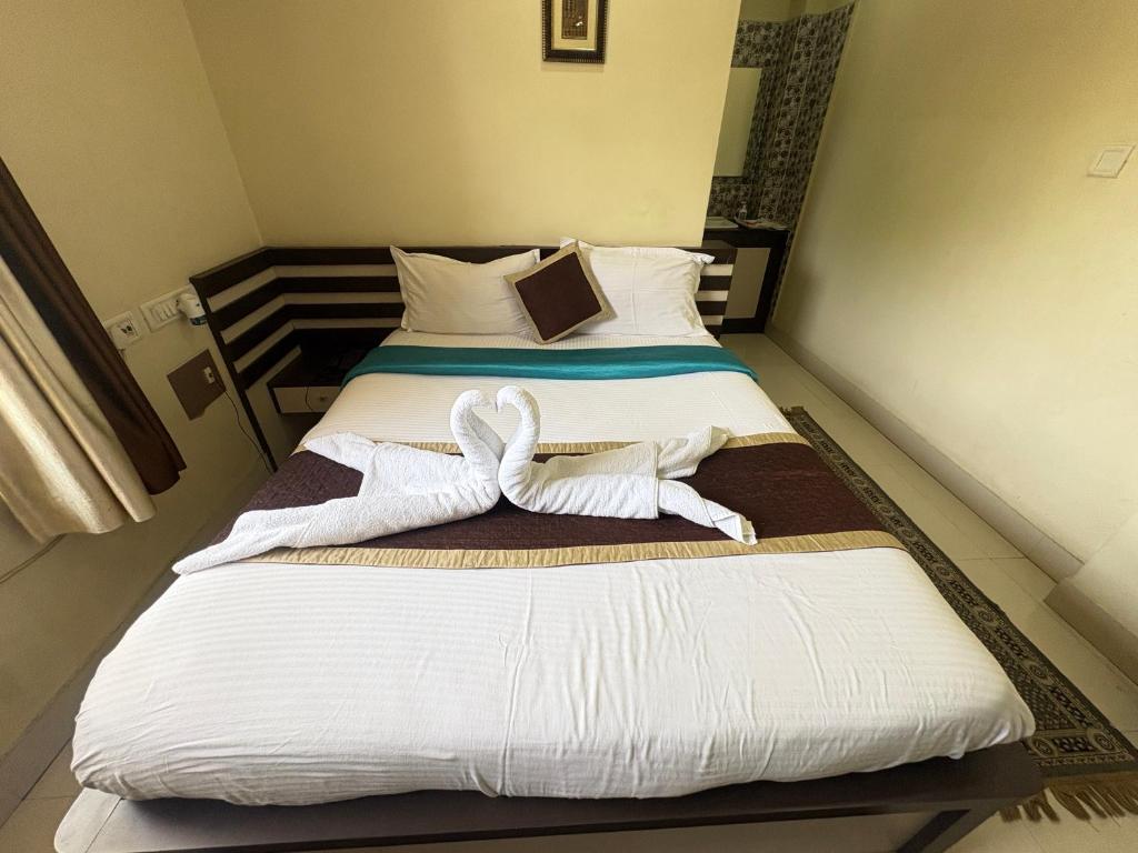 Postel nebo postele na pokoji v ubytování Hotel Benson Blue In Cuttack