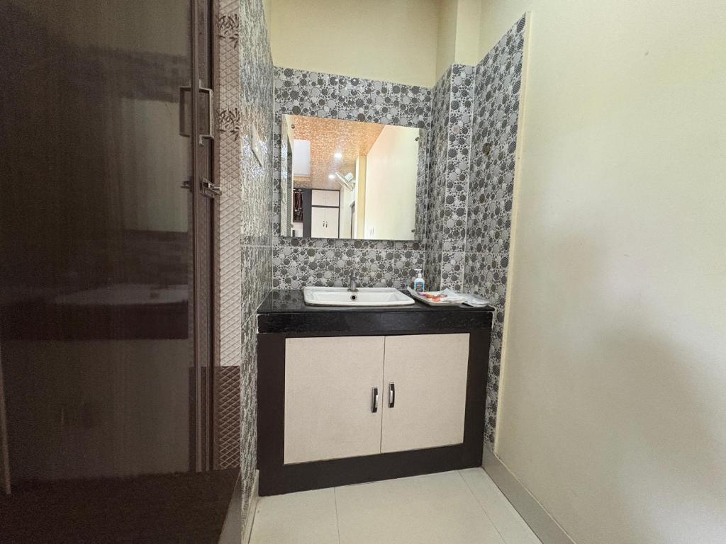 Koupelna v ubytování Hotel Benson Blue In Cuttack