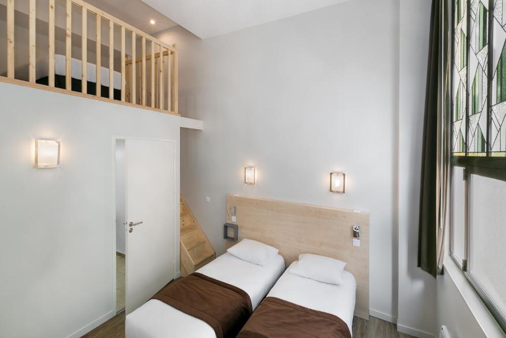 Postel nebo postele na pokoji v ubytování Hotel Foch Nancy Gare