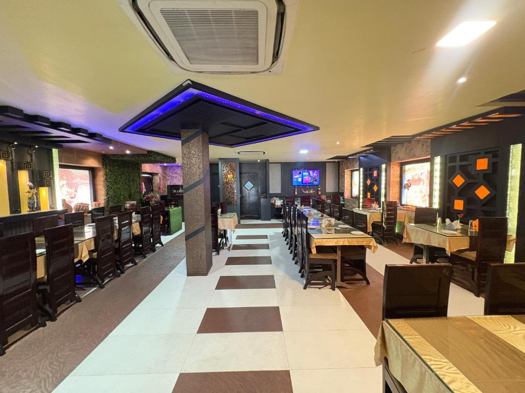 Restaurace v ubytování Hotel Benson Blue In Cuttack