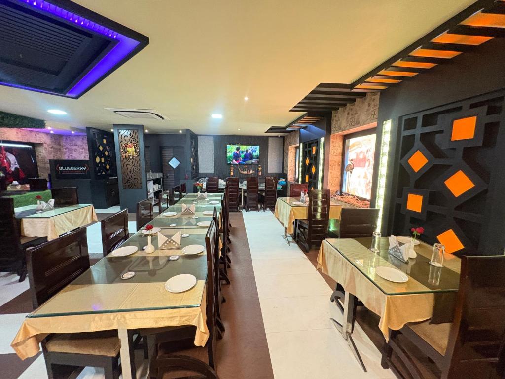 TV a/nebo společenská místnost v ubytování Hotel Benson Blue In Cuttack