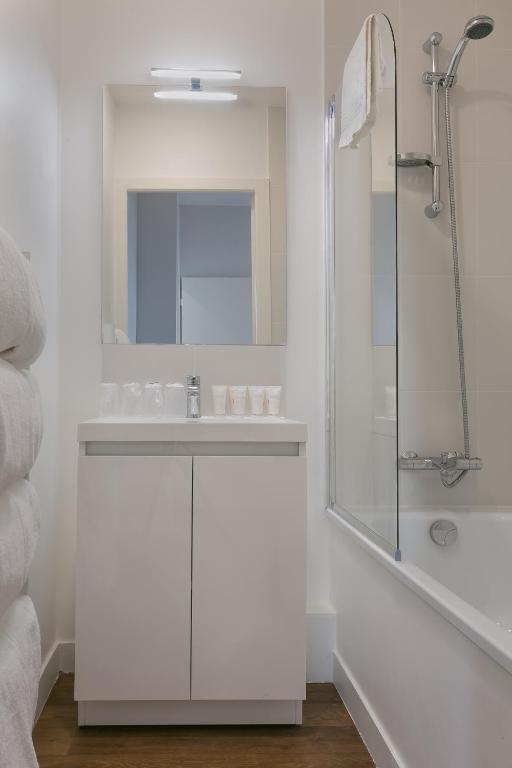 Koupelna v ubytování Hotel Foch Nancy Gare