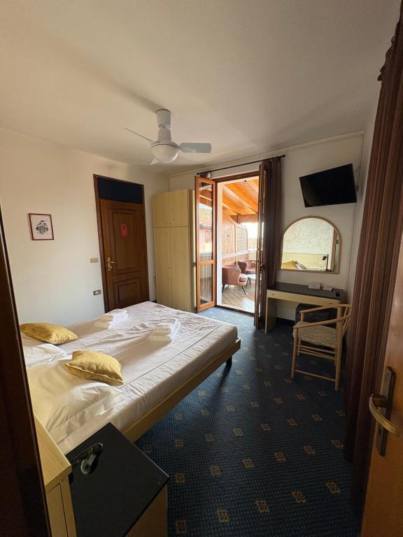 Postel nebo postele na pokoji v ubytování Garnì Hotel Tignale