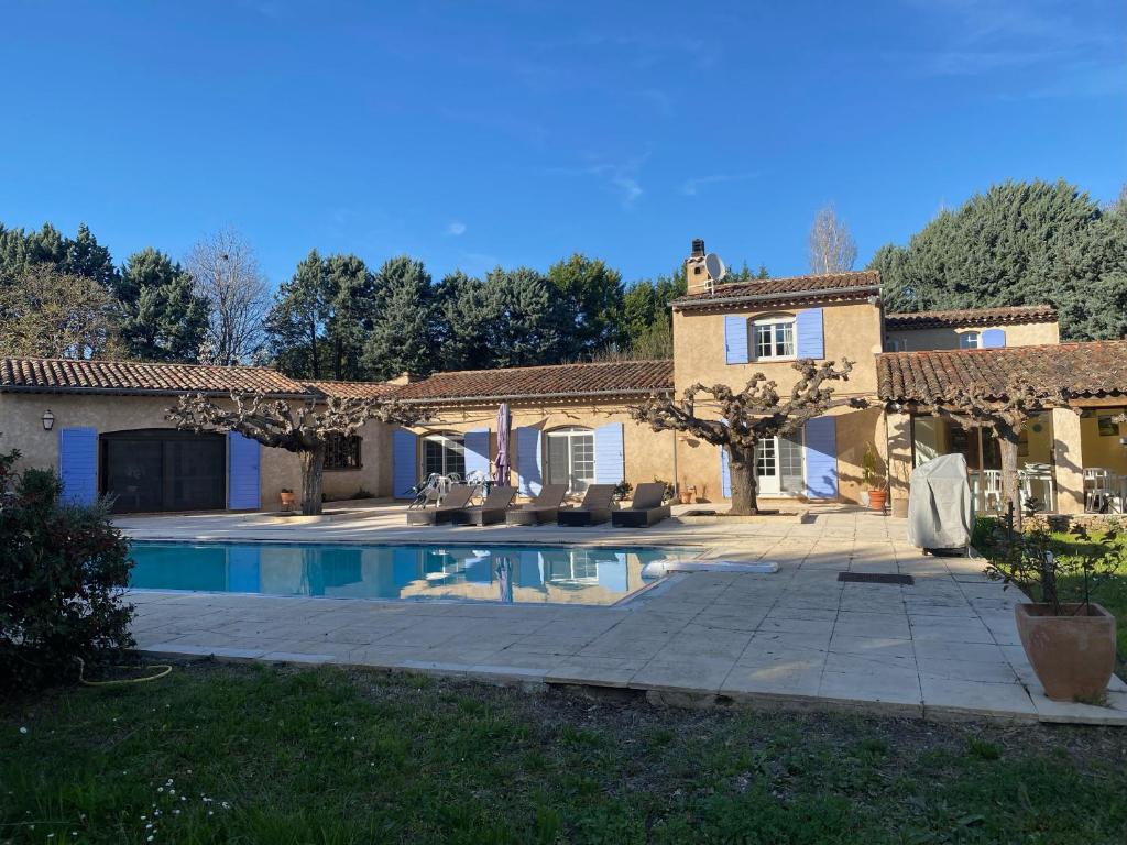 une maison avec une piscine dans une cour dans l'établissement Villa la source, à Salernes