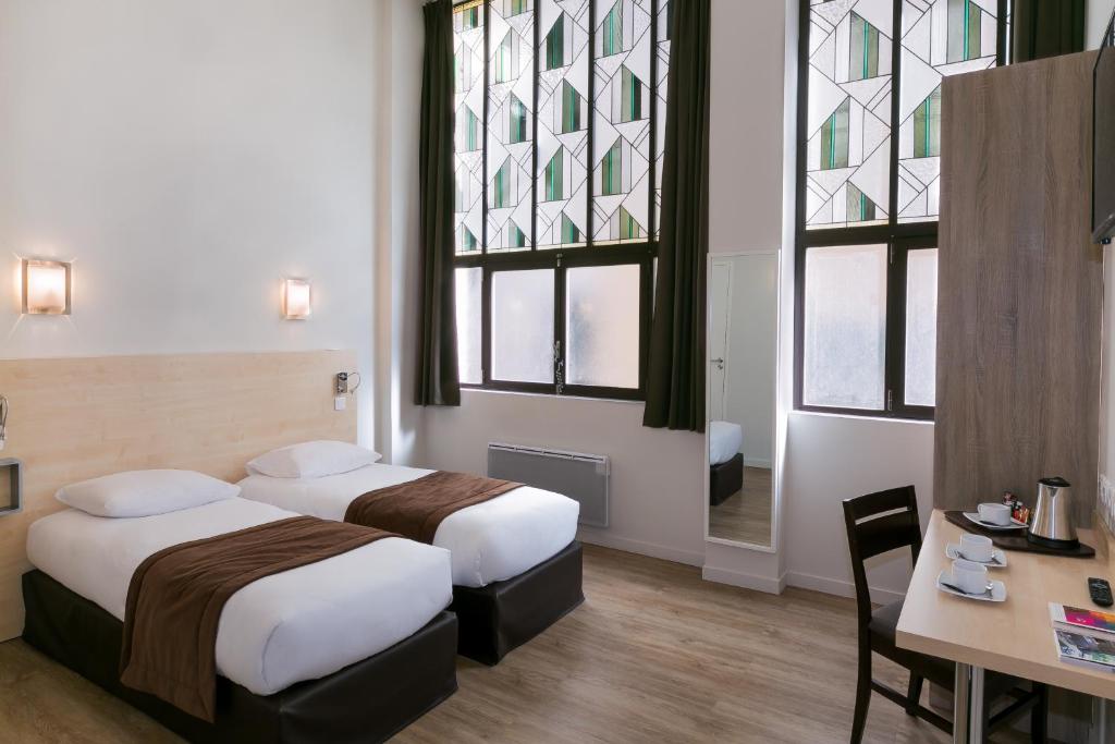 Postel nebo postele na pokoji v ubytování Hotel Foch Nancy Gare