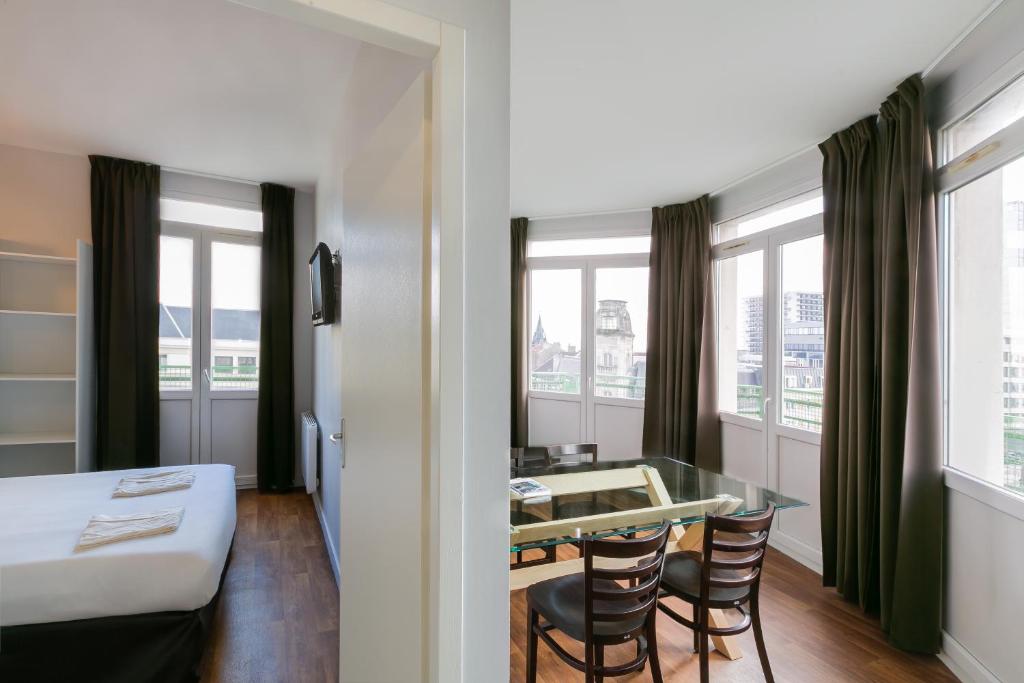 Postel nebo postele na pokoji v ubytování Hotel Foch Nancy Gare