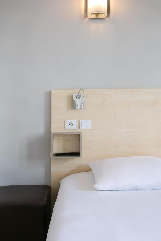 Postel nebo postele na pokoji v ubytování Hotel Foch Nancy Gare