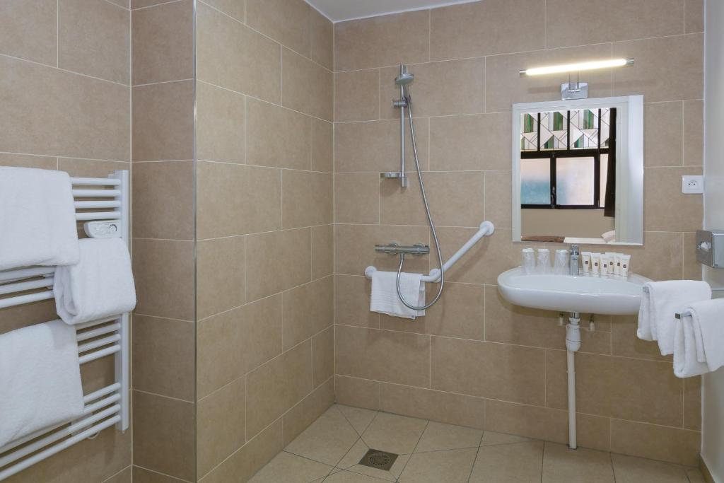 Koupelna v ubytování Hotel Foch Nancy Gare