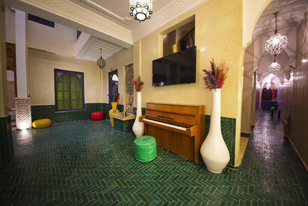 TV a/nebo společenská místnost v ubytování Riad Atrium & Spa