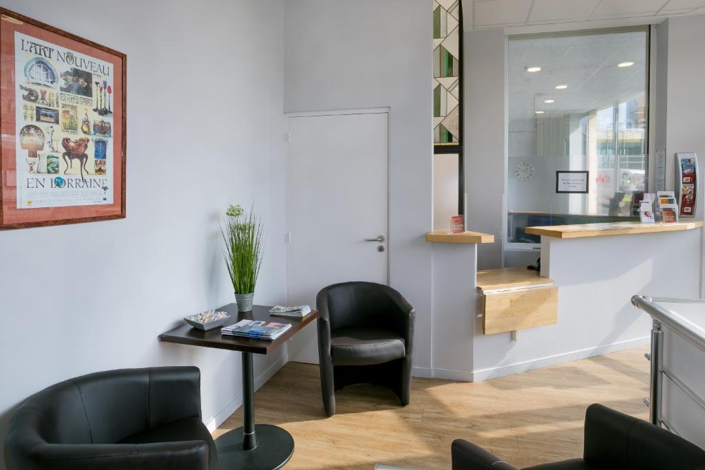 Posezení v ubytování Hotel Foch Nancy Gare