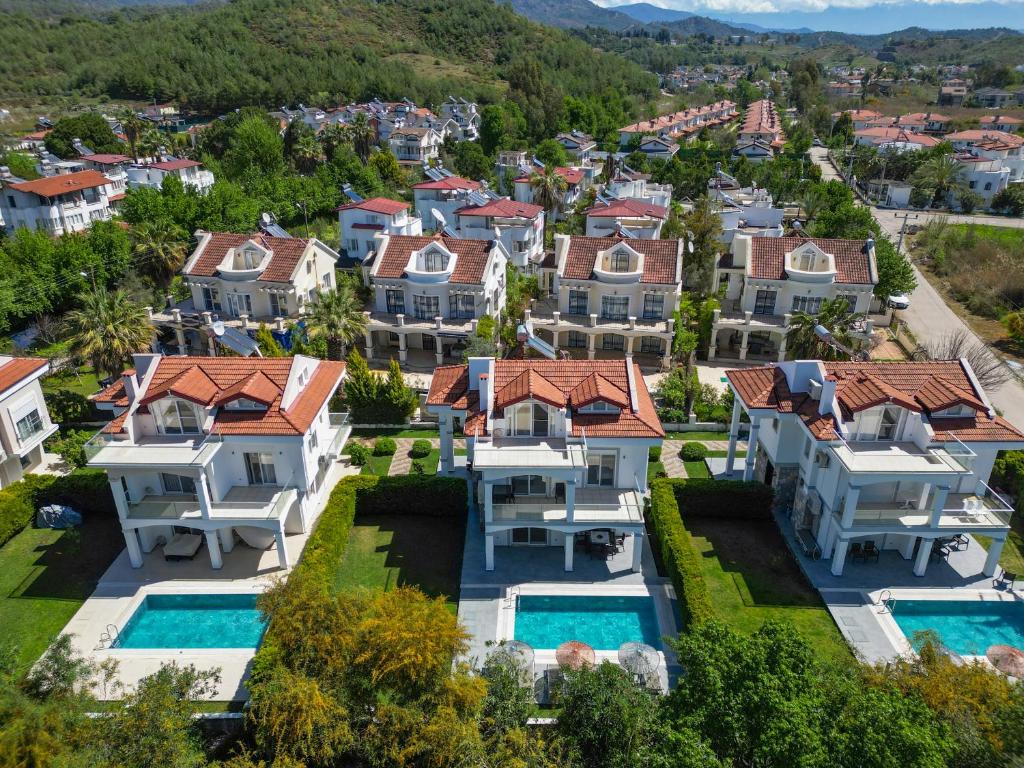 eine Luftaufnahme einer Wohnsiedlung in der Unterkunft Villa Calis 1 in Fethiye