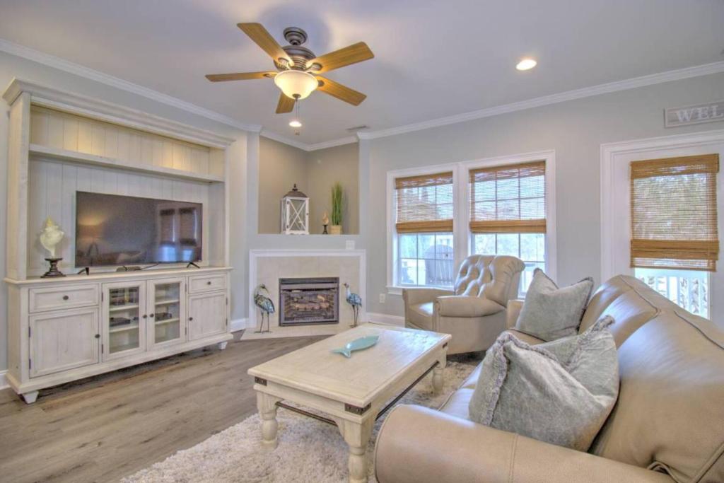 un salon avec un canapé et une télévision dans l'établissement Relaxing Villa Junet, à Saint-Tropez