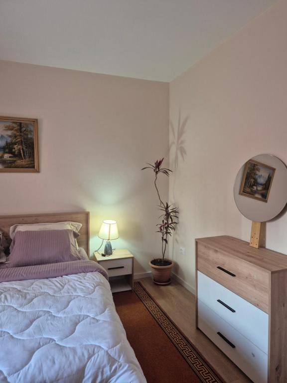 Postel nebo postele na pokoji v ubytování Kurmaku Guesthouse - Historic Stay inside Elbasan Castle