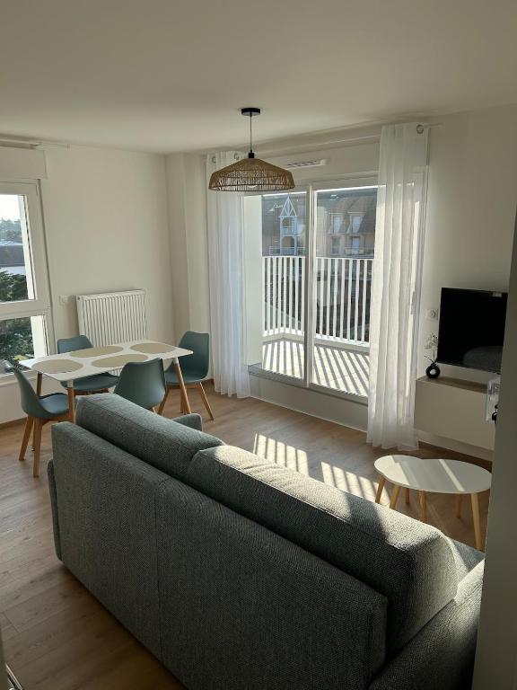 un salon avec un canapé et une table dans l'établissement Le spot, à Camiers