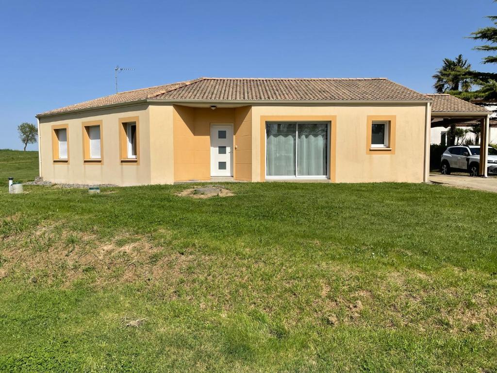 une maison avec une grande cour devant elle dans l'établissement maison individuelle, à Corsept