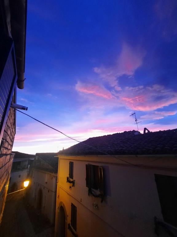 Východ nebo západ slunce při pohledu z bed and breakfast nebo okolí