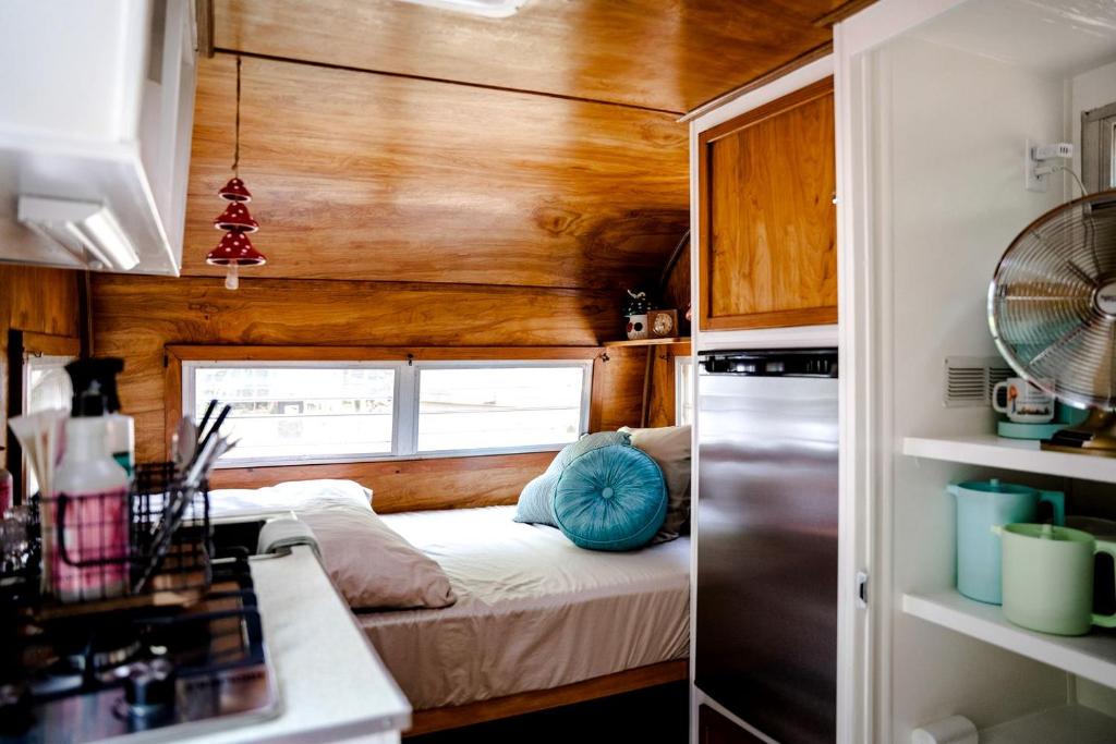 Voodi või voodid majutusasutuse Charming Vintage Caravan Rental in Franklin, North Carolina for Mountain Glamping Escape toas