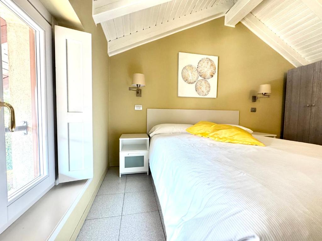 Postel nebo postele na pokoji v ubytování IRIS 2 lago di Como