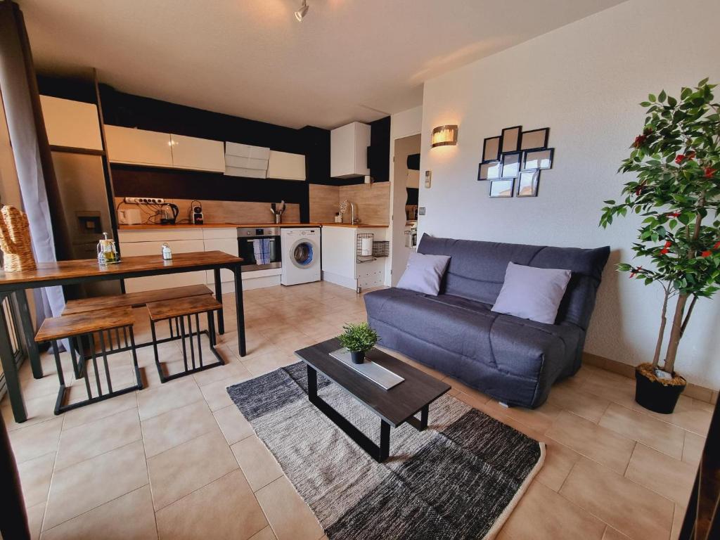 un salon avec un canapé et une table dans l'établissement 